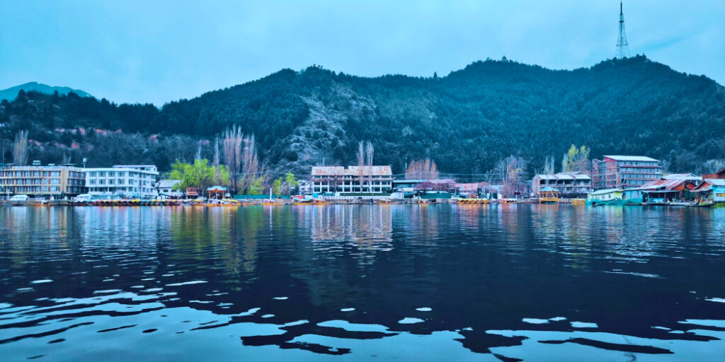 Reasons Why Visiting Dal Lake Srinagar Is An Absolute Must